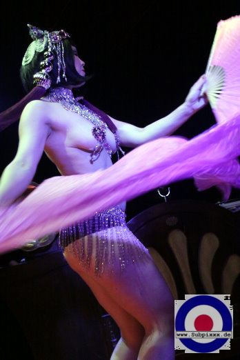 Xarah von der Vielenregen (NL) Ballroom Goes Burlesque - Noels Ballroom, Leipzig 15. September 2012 (21).JPG
